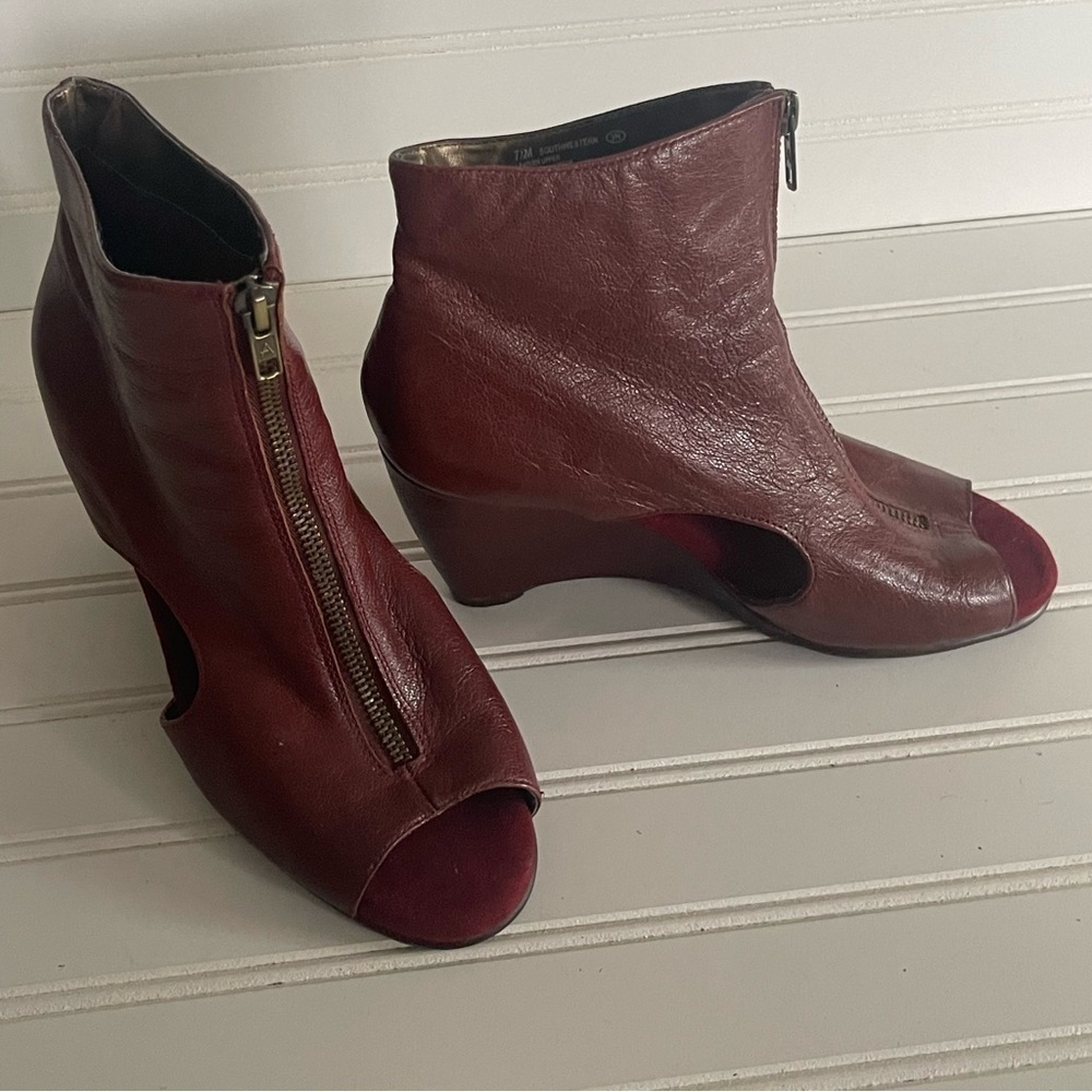 Aerosoles Womens Size 7.5 Wine Cut Out Wedge  Zipper Front Comfort Shoe